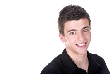 Genç adam gülümsüyor