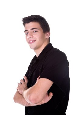 Genç adam gülümsüyor