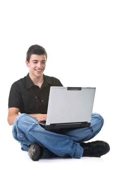 Hombre joven usando un ordenador portátil — Foto de Stock