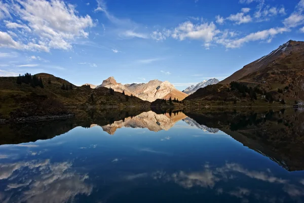 Reflexión de montaña — Foto de Stock