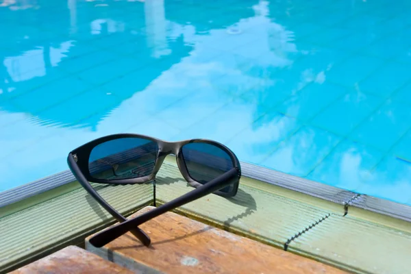 Sonnenbrille am Pool — Stockfoto