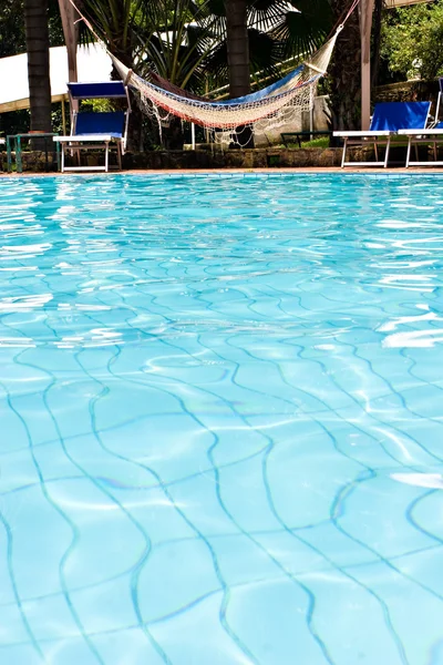 Hängematte am Pool — Stockfoto