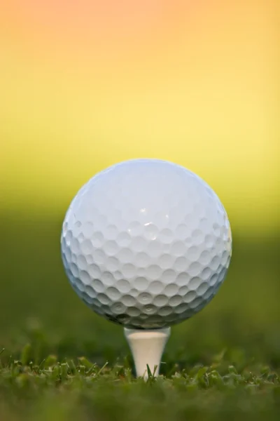 Golfball auf Tee — Stockfoto