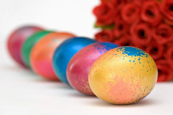 Huevos de Pascua y flores —  Fotos de Stock