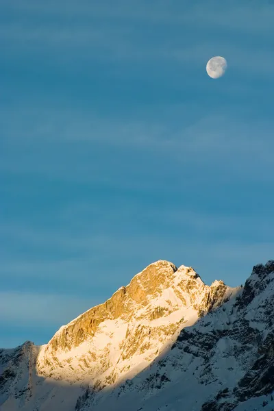 Lune au lever du soleil — Photo