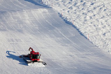 kar kayak pistleri üzerinde temizlik
