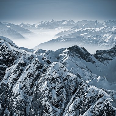 İsviçre Alpleri'nde karlı dağlar