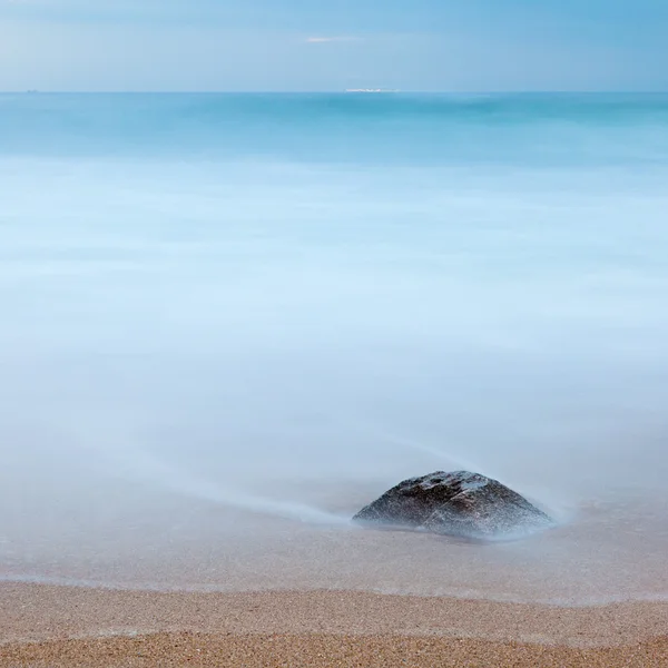 Esposizione Lunga: Roccia sulla spiaggia — Foto Stock