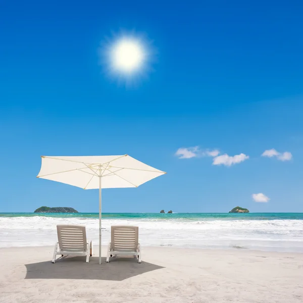 Два стула на пляже — стоковое фото
