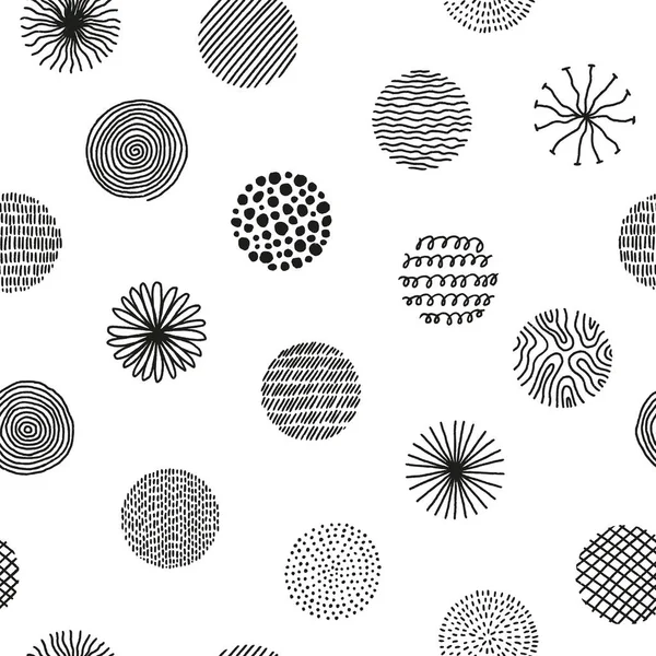Ručně kreslené kruhy s načmáranou texturou. Moderní abstraktní bezešvý vzor s černými organickými kulatými tvary s liniemi, kruhy, kapkami. Vektorová ilustrace na bílém pozadí — Stockový vektor
