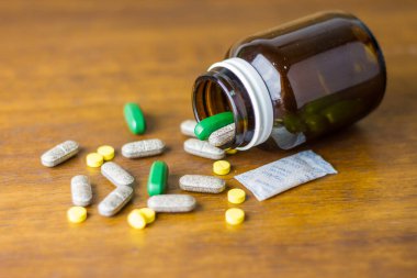 Tedavi için ilaç reçetesi. İlaç, sağlık için konteynırda tedavi. Eczane teması, kapsül hapları ve paketlerde ilaç antibiyotiği.. 