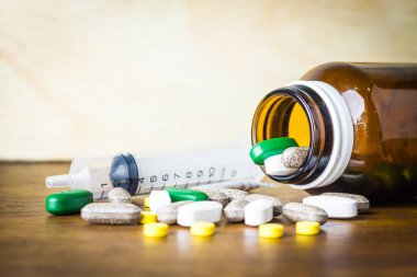 Tedavi için ilaç reçetesi. İlaç, sağlık için konteynırda tedavi. Eczane teması, kapsül hapları ve paketlerde ilaç antibiyotiği.. 