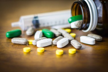 Tedavi için ilaç reçetesi. İlaç, sağlık için konteynırda tedavi. Eczane teması, kapsül hapları ve paketlerde ilaç antibiyotiği.. 