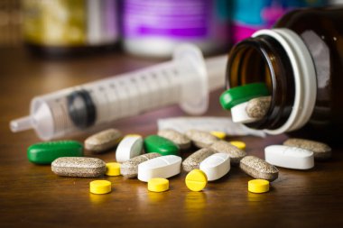 Tedavi için ilaç reçetesi. İlaç, sağlık için konteynırda tedavi. Eczane teması, kapsül hapları ve paketlerde ilaç antibiyotiği.. 