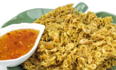 Küçük karidesler kızarmış gözleme, soslu karides, beyaz arka planda tatlı su karidesi..