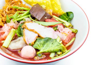 Tayland usulü hazır şehriye çorbası kasede, Tayland otlu Yentafo, Tayland yemeği, arka planda erişte çorbası..