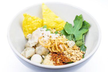 Tayland usulü baharatlı hazır şehriye çorbası, Tom Yum Tayland bitkisi, Tayland yemeği, beyaz arka planda erişte çorbası..