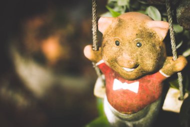 Mutluluk dolu çömlek yığınını yakından görmek için çömlekçiler Tayland 'ın Çömlekçi Köyü' nde satışa sunuluyor.