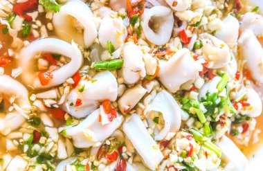 Kalamar yumurtası haşlanmış limon, baharatlı biber ve limon soslu kalamar, Tayland yemeği.