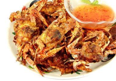 Yengeçler. Beyaz arka planda izole edilmiş sıcak buharlı yengeçler. Tırtıklı çamur yengeci.