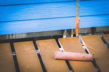 Boya silindirli mavi duvar boyası