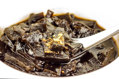 Çimen jölesi beyaz arka planda izole edilmiş, sebze jölesi, Tayland yemeği, Siyah Jöle