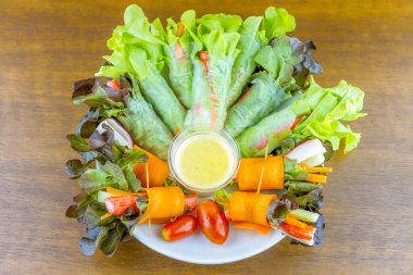 Sağlıklı yemek için tabakta taze salata, salatalık ve domates salatası.