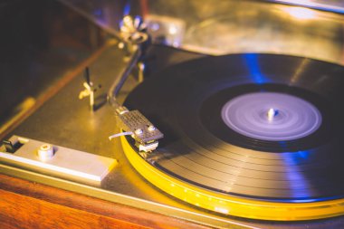 Vintage gramofona yakın çekim yap. Eski bir şarkı çalıyor, Vinil diskli Vintage müzik çalar