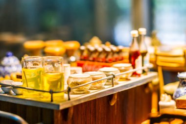 Minyatür kil heykelciği Tayland 'ın yüzen pazarı ahşap arka planda tropik meyve taşıyan minyatür tekne.