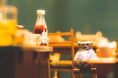 Minyatür kil heykelciği Tayland 'ın yüzen pazarı ahşap arka planda tropik meyve taşıyan minyatür tekne.