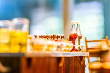 Minyatür kil heykelciği Tayland 'ın yüzen pazarı ahşap arka planda tropik meyve taşıyan minyatür tekne.