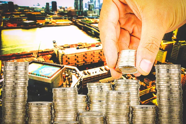 Finans ve Tasarruf bankacılık konsepti yatırımcı konsepti umudu, para biriktiren erkek eli, yığınla iş gibi. arkaplan şehir 