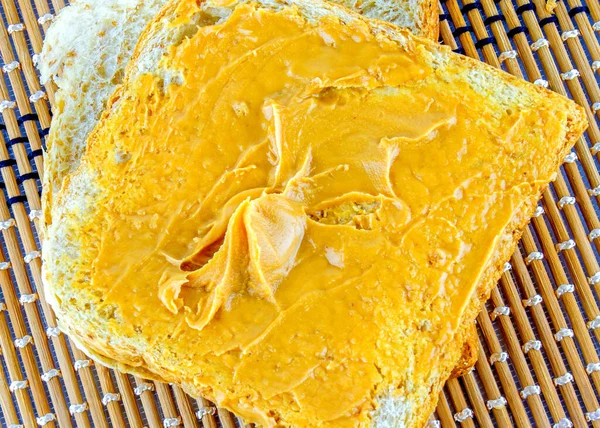 Приготовление Бутерброда Арахисовым Маслом — стоковое фото