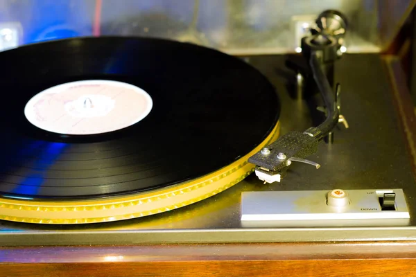 Fechar Gramofone Vintage Tocando Música Antiga Leitor Discos Vintage Com — Fotografia de Stock