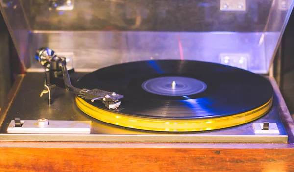 Közelíts Vintage Gramofonra Régi Dal Lejátszása Vintage Lemezjátszó Vinyl Lemezzel — Stock Fotó