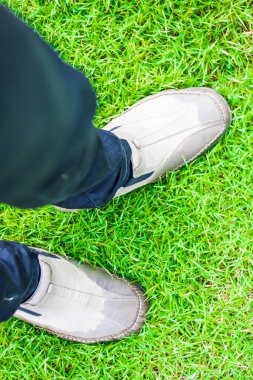 Yukardan görülen deri ayakkabılı ayak ve bacakların selfie 'si, klasik işlem.