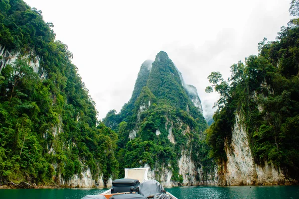 Paisaje Con Los Árboles Las Montañas Del Barco Niebla Lago — Foto de Stock