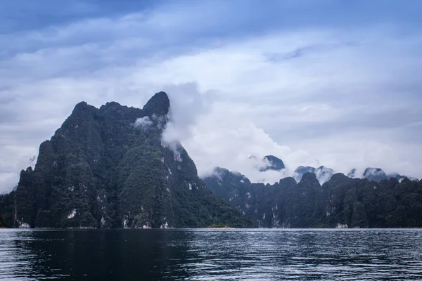 Paisaje Con Árboles Montaña Niebla Lago Frente Tarde Después Día —  Fotos de Stock