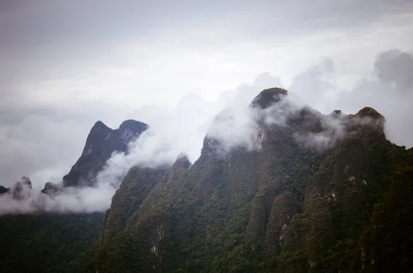 Paisaje Con Árboles Montaña Niebla Lago Frente Tarde Después Día —  Fotos de Stock