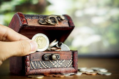 Tasarruf konsepti para yığını büyüyen işi parlak ışık saçan arka plan, işletme finans zenginliği ve başarı konseptine koymak.