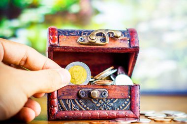 Tasarruf konsepti para yığını büyüyen işi parlak ışık saçan arka plan, işletme finans zenginliği ve başarı konseptine koymak.