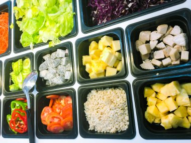 İş adamları sırada bekliyor. Lüks restoranlarda açık büfe yemekleri et rengi pirinç ve sebzelerle servis ediyorlar.