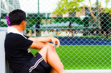 Erkekler tel örgü sporlarından (spor tenisi müsabakası) izlenecek)