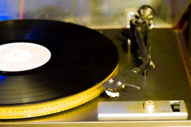 Vintage gramofona yakın çekim yap. Eski bir şarkı çalıyor, Vinil diskli Vintage müzik çalar