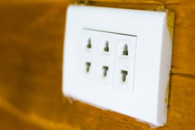 Eski ahşap dokular üzerindeki çok eski bir ışık düğmesinin detaylarını kapat