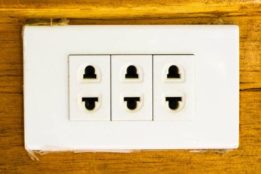 Eski ahşap dokular üzerindeki çok eski bir ışık düğmesinin detaylarını kapat