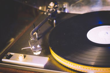 Vintage gramofona yakın çekim yap. Eski bir şarkı çalıyor, Vinil diskli Vintage müzik çalar