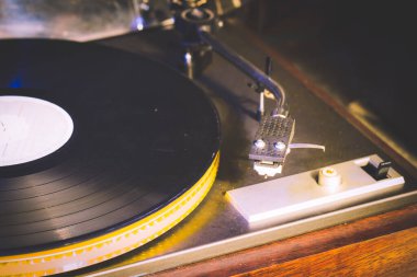 Vintage gramofona yakın çekim yap. Eski bir şarkı çalıyor, Vinil diskli Vintage müzik çalar
