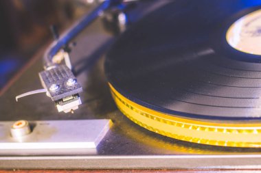 Vintage gramofona yakın çekim yap. Eski bir şarkı çalıyor, Vinil diskli Vintage müzik çalar