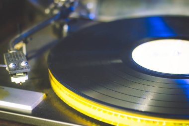 Vintage gramofona yakın çekim yap. Eski bir şarkı çalıyor, Vinil diskli Vintage müzik çalar